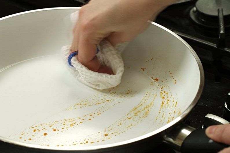 Cum se curăță o tigaie ceramică de depozitele de carbon - apă și acid citric