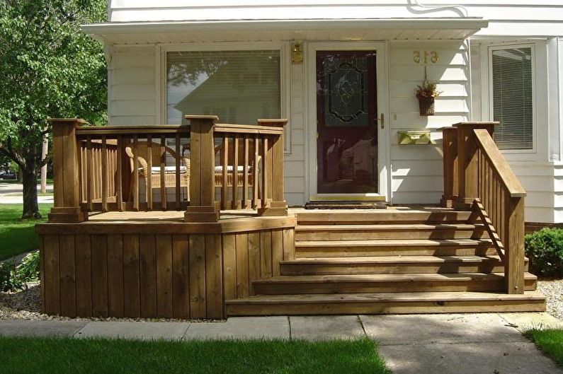 Izdelava verande iz lesa za zasebno hišo - fotografija