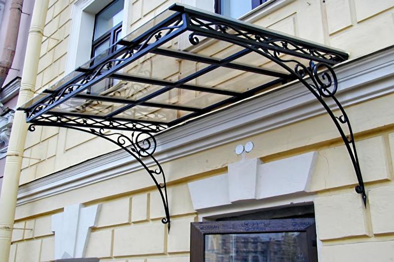 Dekorasjon av metall og smidd veranda for et privat hus - foto