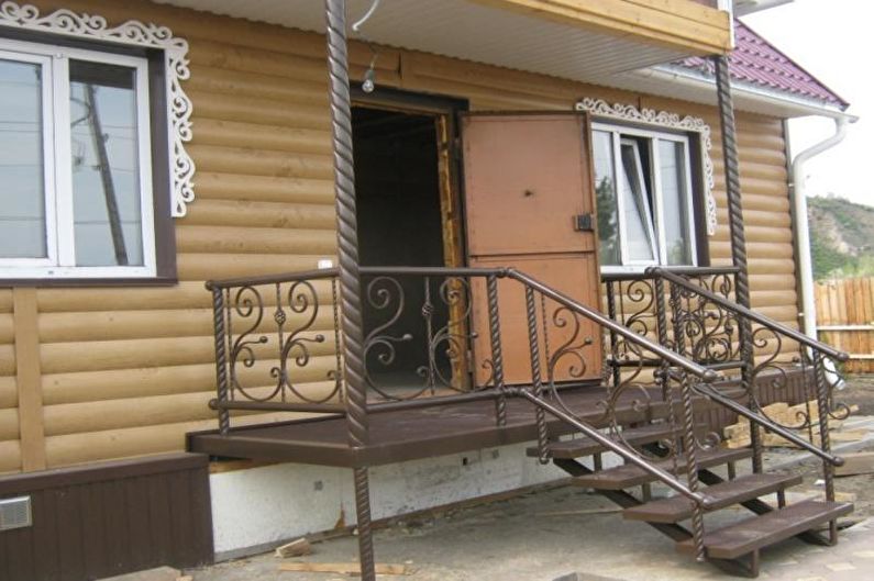 Dekoracija kovinske in kovane verande za zasebno hišo - fotografija