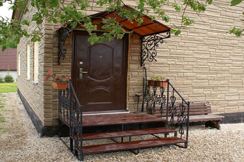 Dekoracija kovinske in kovane verande za zasebno hišo - fotografija