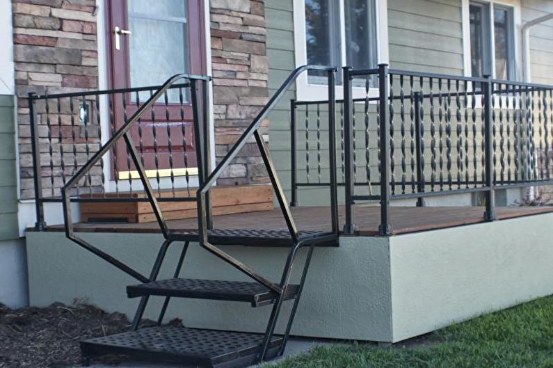 Dekorasjon av en metall og smidd veranda for et privat hus - foto
