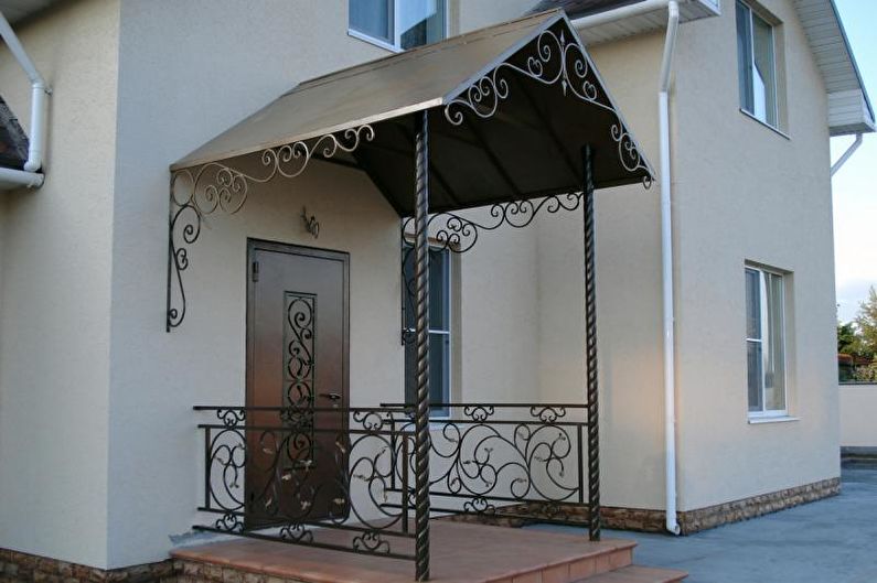 Å lage en veranda med et baldakin for et privat hus - foto