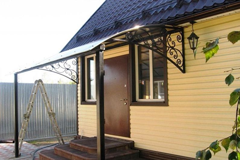 Izdelava verande s krošnjami za zasebno hišo - fotografija