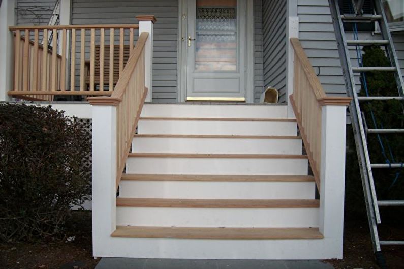 Dekoracja ganku ze schodami i balustradami do prywatnego domu - zdjęcie
