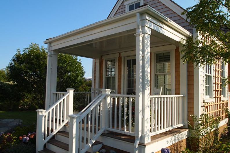 Dekoracija verande s stopnicami in ograjami za zasebno hišo - fotografija