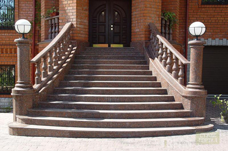 Dekoracija verande s stopnicami in ograjami za zasebno hišo - fotografija