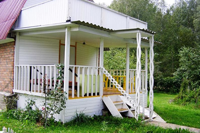 Å lage en veranda i form av en terrasse for et privat hus - foto