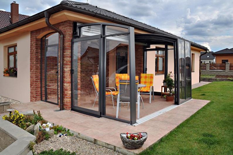 Å lage en veranda i form av en terrasse for et privat hus - foto