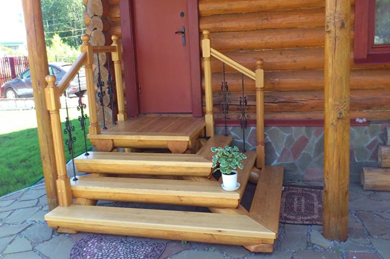 Å lage en veranda laget av tre til et privat hus - foto