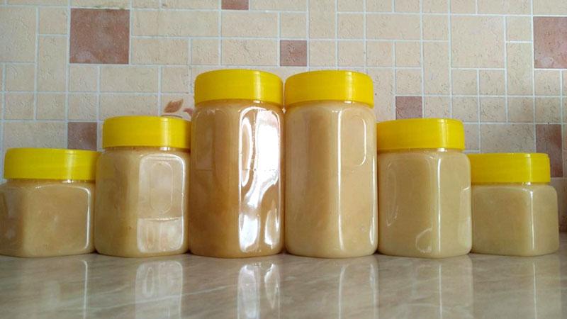 skladování bílého medu ve sklenicích