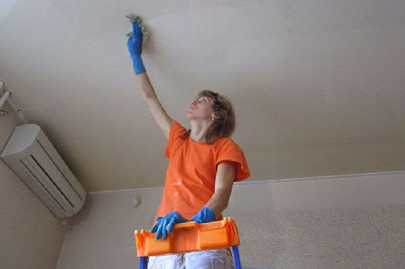 Como lavar um teto tenso sem riscos em casa - Como eliminar a poluição após um reparo global