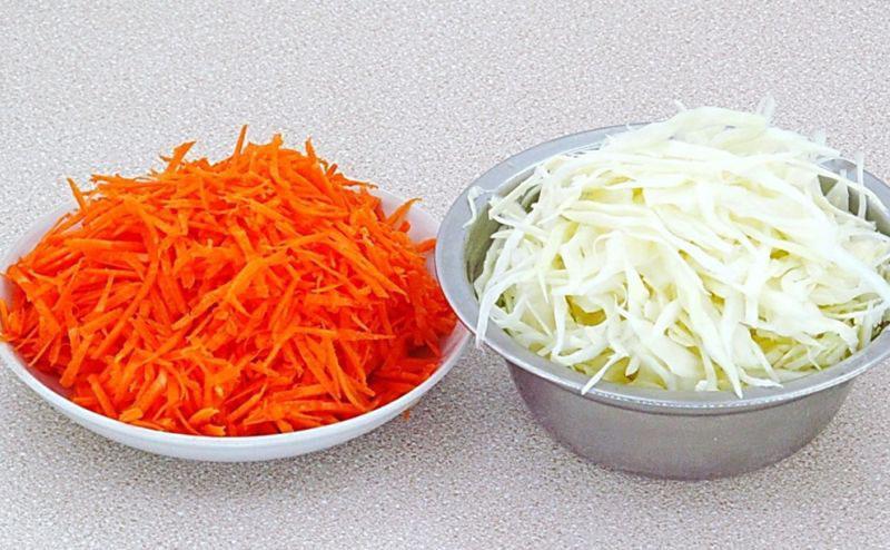 Karotten und Kohl in Streifen schneiden