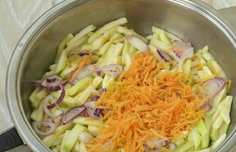 die Zucchini mit Karotten und Zwiebeln anbraten