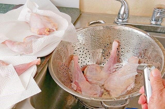 غسل وتجفيف أرجل الدجاج