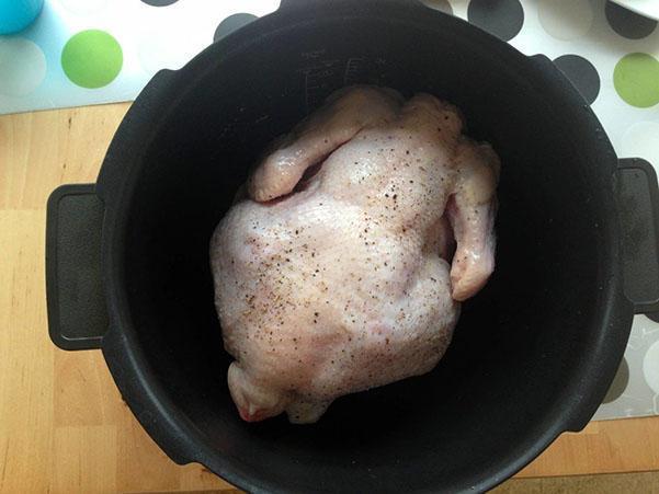 ضع الدجاج في وعاء متعدد الطهي