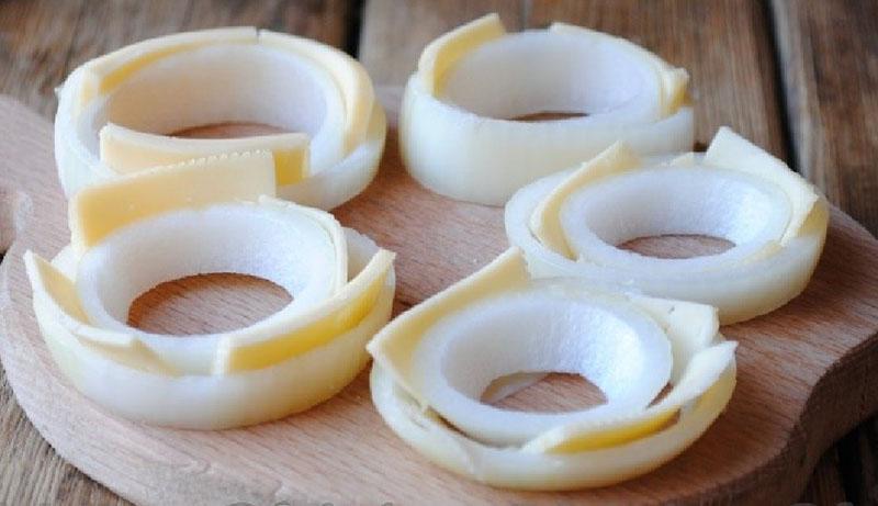 z cibule a sýra vytvořte kroužky