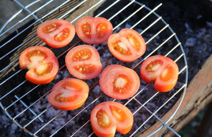 wie man Tomaten grillt