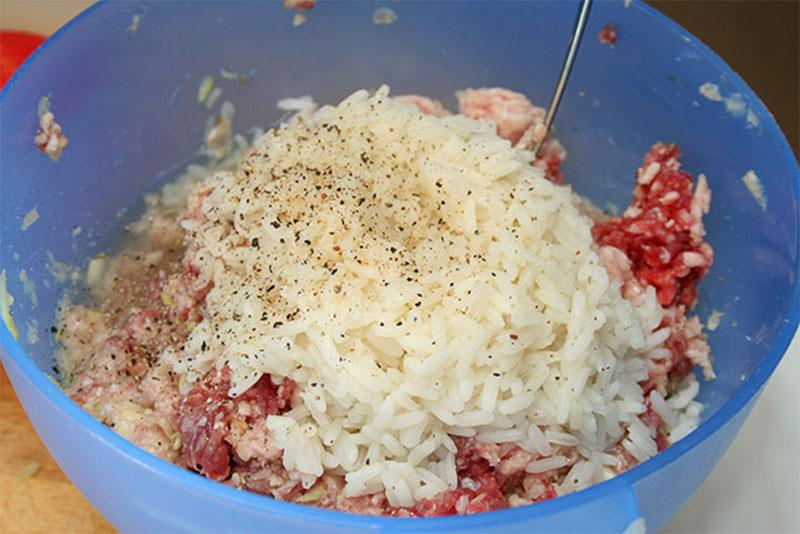 يُمزج اللحم المفروم مع الأرز