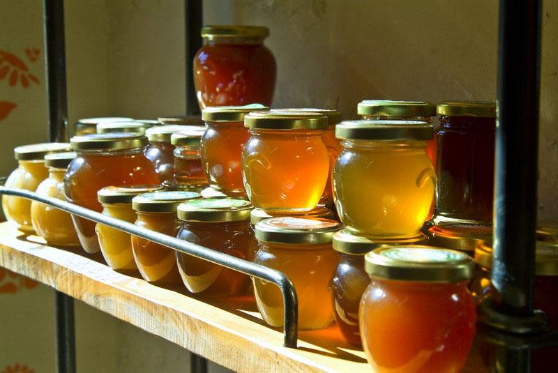 Honig in Gläsern aufbewahren
