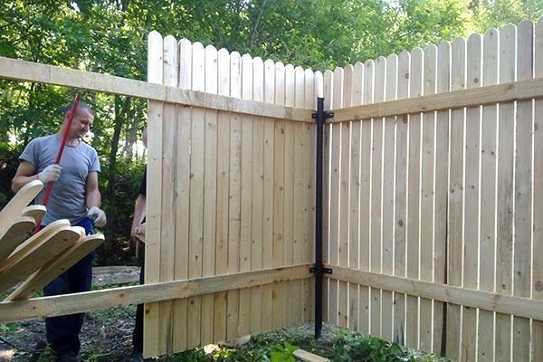 montáž plotu z plotového plotu