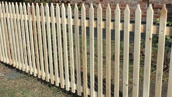 jednoduchý dřevěný plot