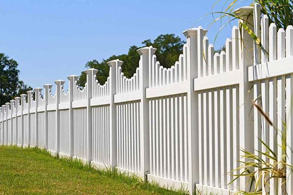 plot z bílého dřeva