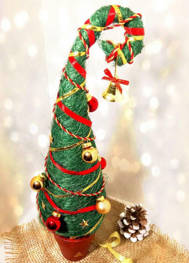 einen konischen Weihnachtsbaum aus Draht schmücken