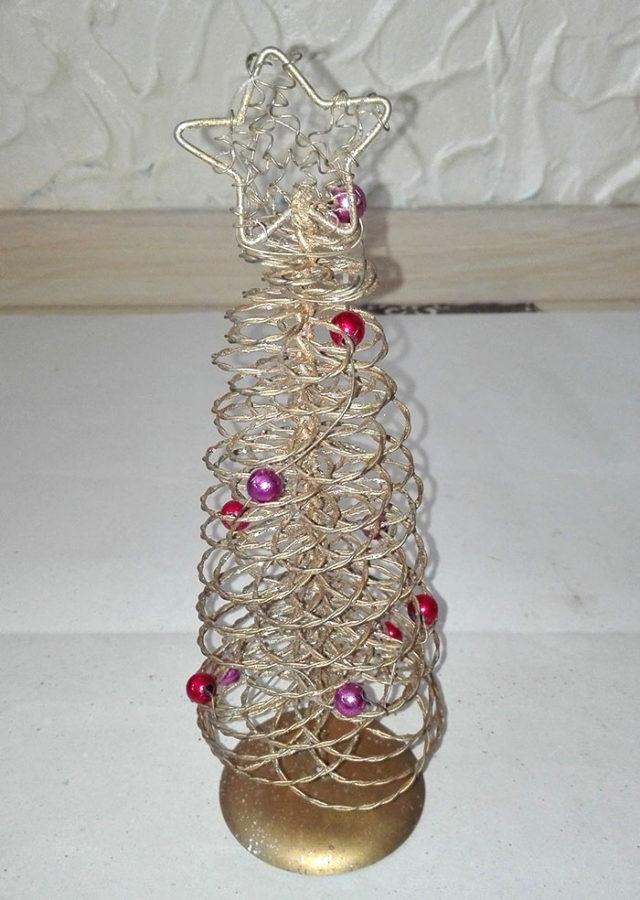 wie man mit eigenen Händen einen Weihnachtsbaum aus Draht in einer Spirale macht