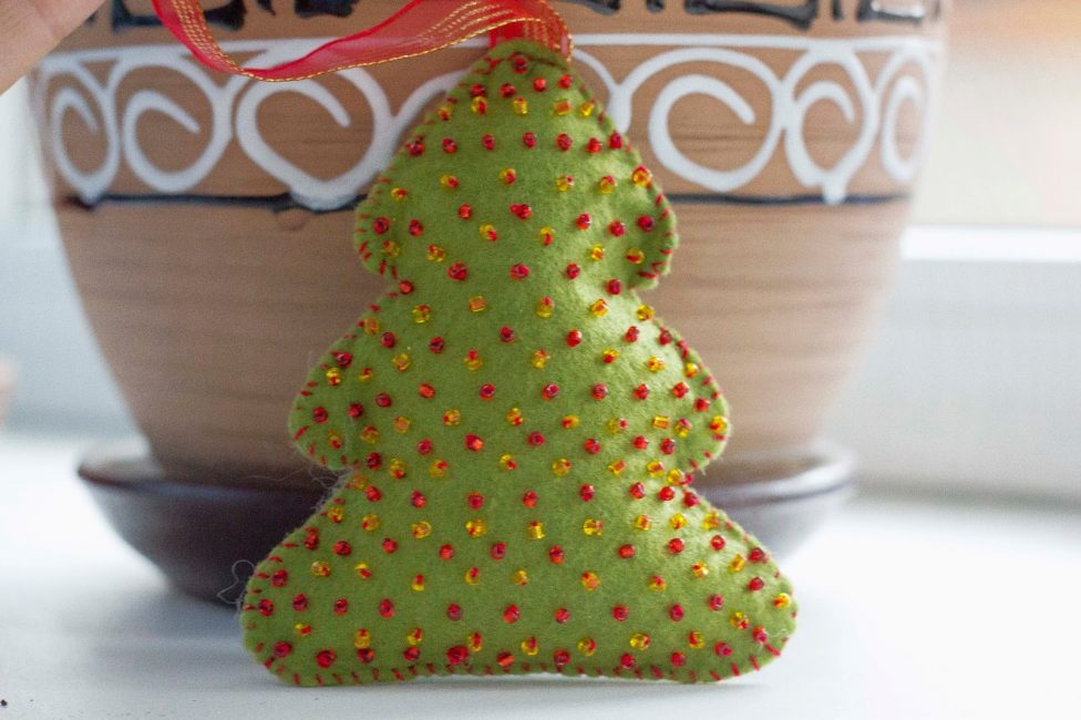 Jucărie moale și frumoasă în formă de pom de Crăciun din fetru