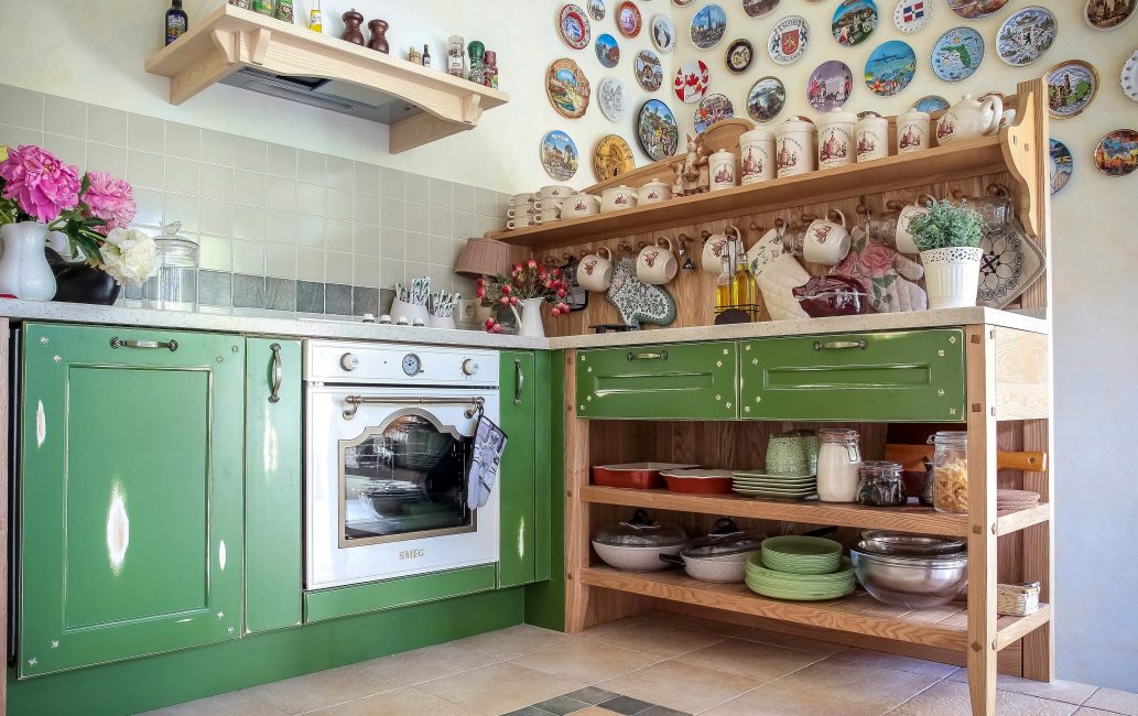 Półka kuchenna w stylu wiejskim