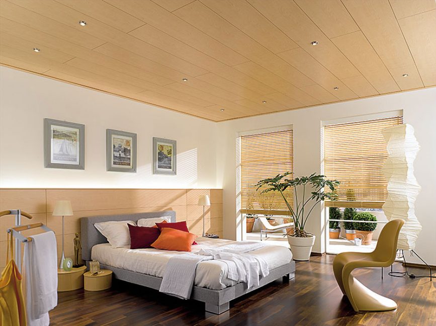În dormitoare, tavanul poate fi realizat într-o varietate de moduri.