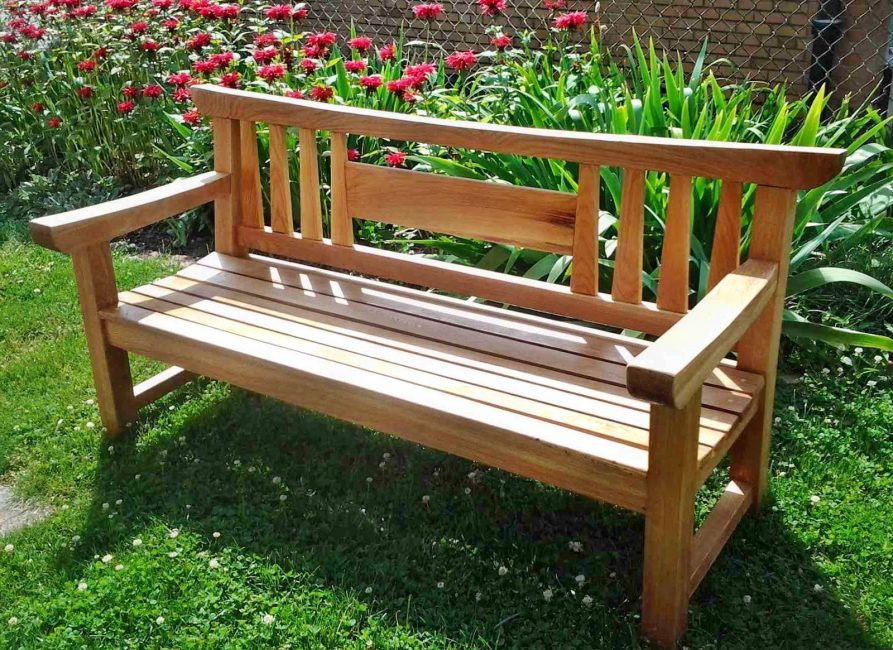 Záhradná lavička - krásny prvok krajinnej architektúry