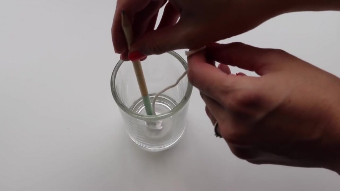 Βουτήξτε το άκρο του φυτιλιού σε λιωμένο κερί και στη συνέχεια συνδέστε το γρήγορα
