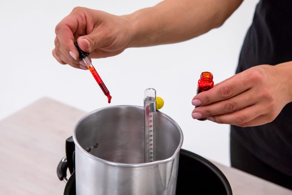 Če želite vedeti, kdaj dodati olje, morate izmeriti temperaturo.