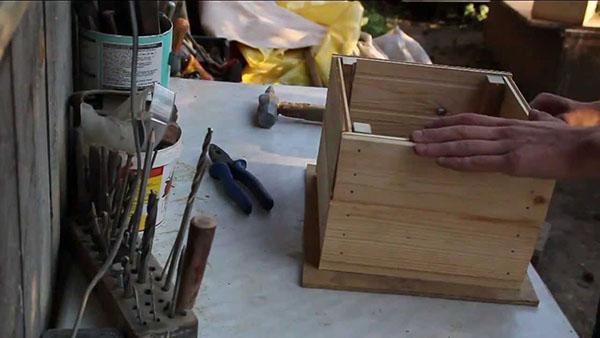 عملية صنع إناء للزهور من الخشب