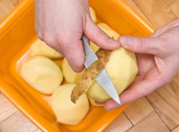 oloupejte brambory