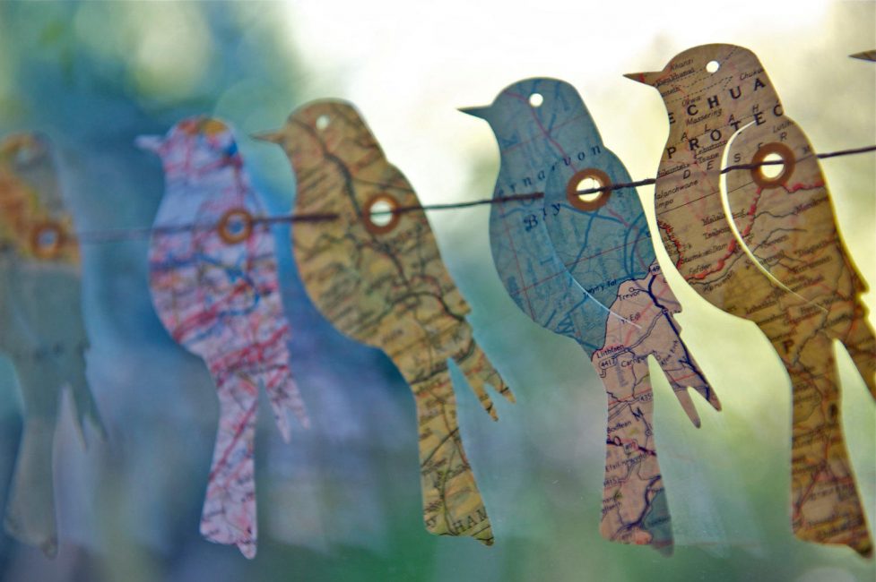 Guirnaldas-pájaros hechos de tarjetas, para aquellos que quieren viajar mucho en el nuevo año.