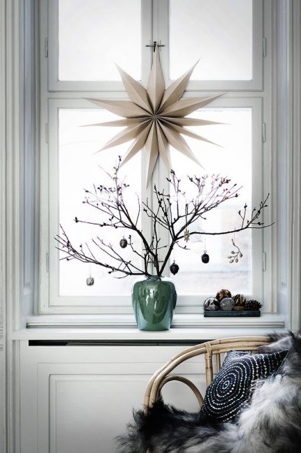 La ventana decorada al estilo del minimalismo se verá elegante.