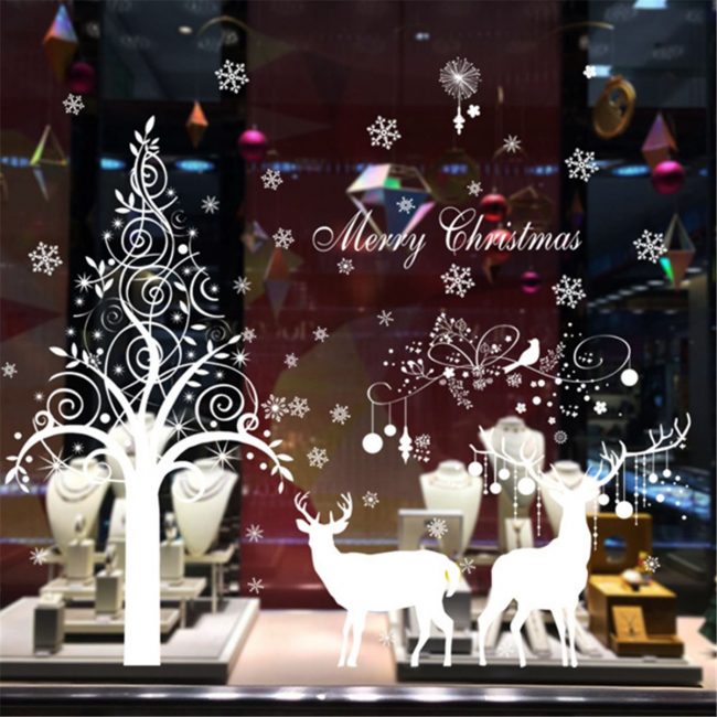 Stredné časti okna zaberajú veľké vianočné hračky