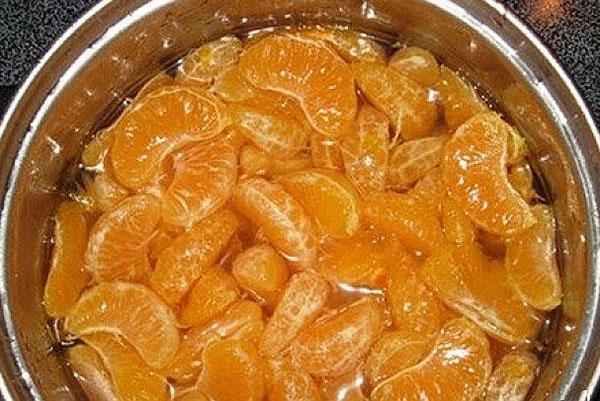Gießen Sie die Mandarinen mit Sirup