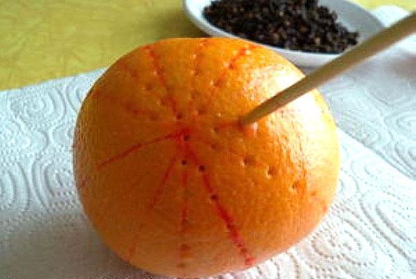 Mandarinen durchstechen