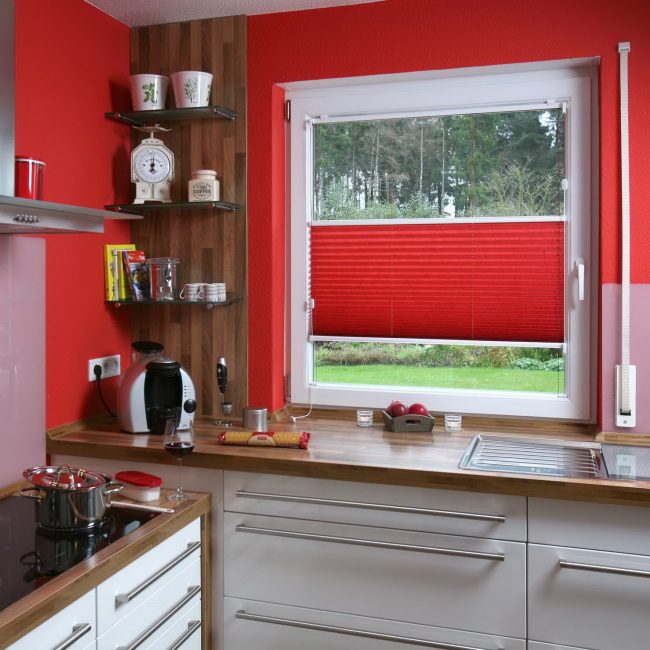 Ovanlig utsikt över fönstret i köket med mindre dekorationer