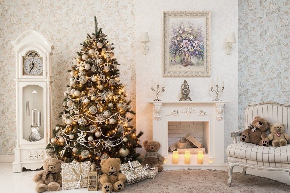 Juguetes grandes y pequeños en la decoración del árbol de Navidad.