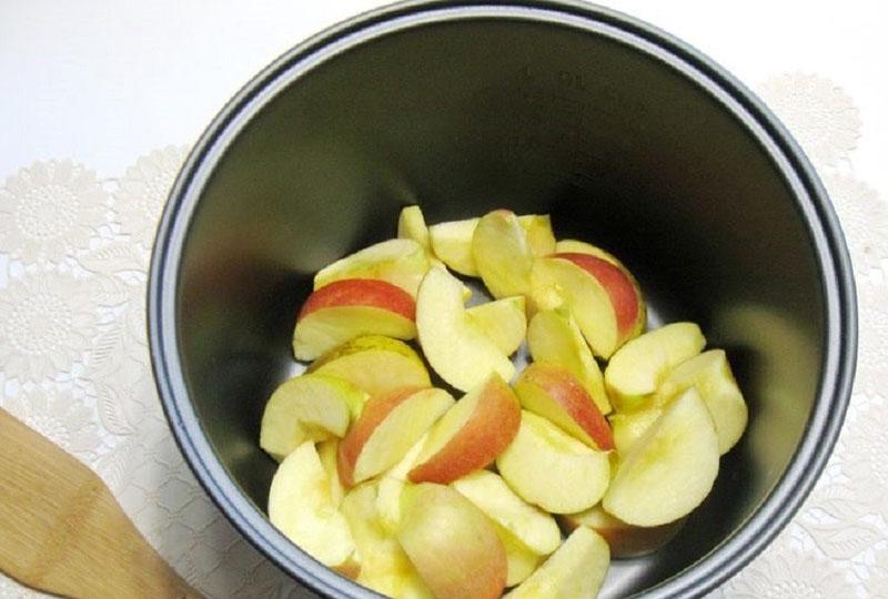 Äpfel in einen Slow Cooker geben