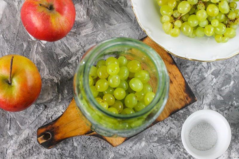 Gläser mit Trauben und Äpfeln füllen