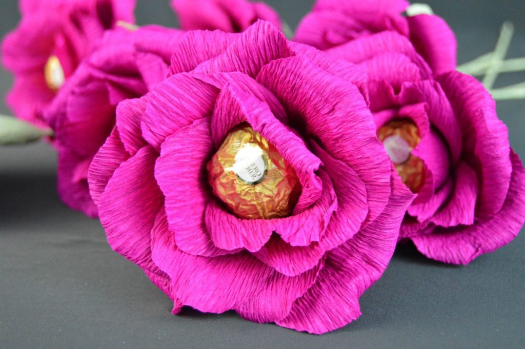 Um memorável buquê de flores com doces dentro