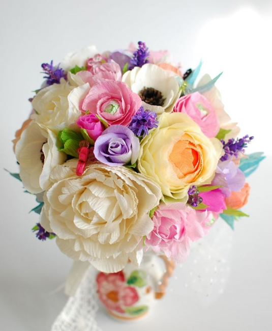 Ένα χαριτωμένο μπουκέτο λουλουδιών από κυματοειδές χαρτί