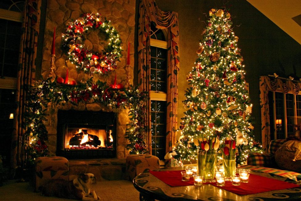 A árvore de Natal decorada forma uma composição triangular