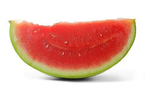 Waschen Sie die Wassermelone vor Gebrauch gründlich.